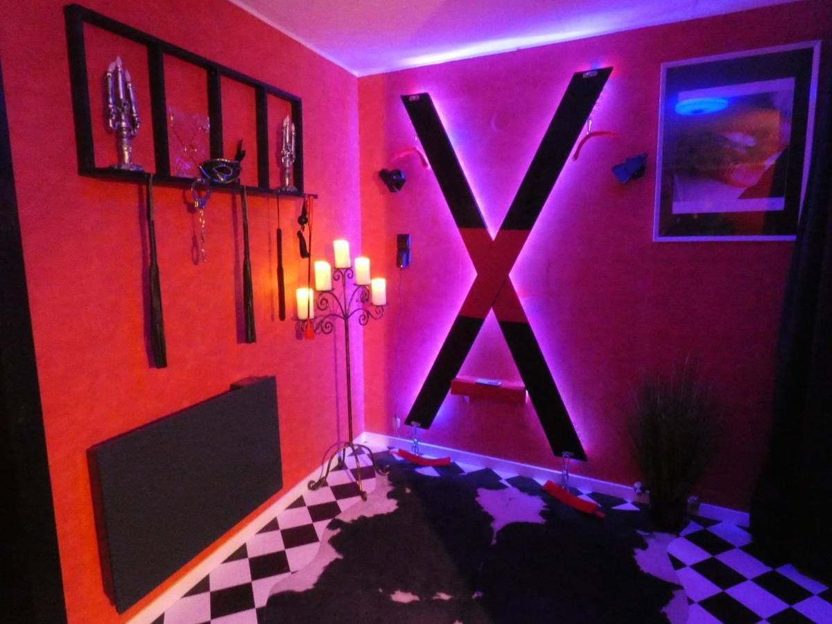 Love Room Le Rouge Et Noir Barr Extérieur photo